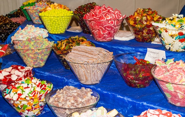 Caramelle di zucchero dolce su una tabella del negozio del mercato di strada