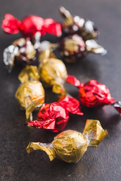 Caramelle dolci avvolte nella carta stagnola sul tavolo della cucina