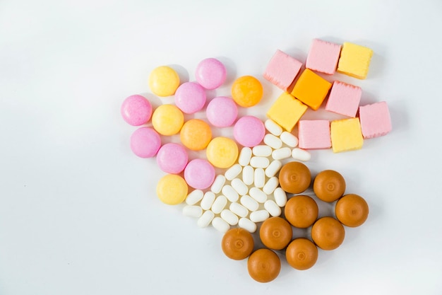 Caramelle dolci colorate dolci sulla vista ad alto angolo di sfondo bianco