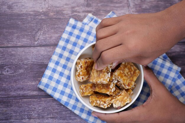 Caramelle dolci di arachidi raccolte a mano sul tavolo