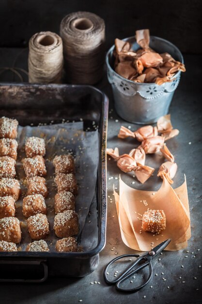 Caramelle dolci fatte in casa con sesamo e zucchero