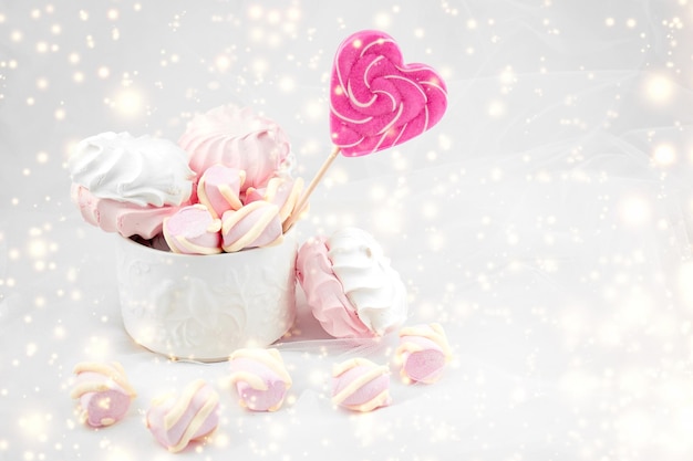 Caramelle e dolci su sfondo bianco Cuore e amore lecca-lecca I dolci sono dannosi per i denti