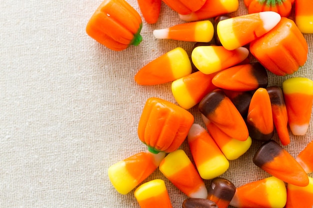 Caramelle e zucche di Halloween in un mucchio.