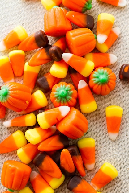 Caramelle e zucche di Halloween in un mucchio.