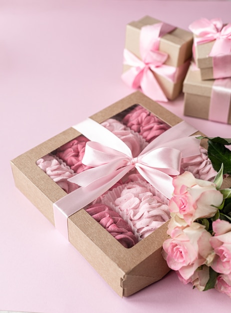 Caramelle gommosa e molle casalinghe rosa dalle bacche in un contenitore di regalo