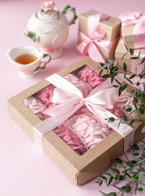 Caramelle gommosa e molle casalinghe rosa dalle bacche in un contenitore di regalo