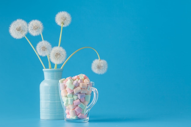 Caramelle gommosa e molle di diversi colori nel bicchiere