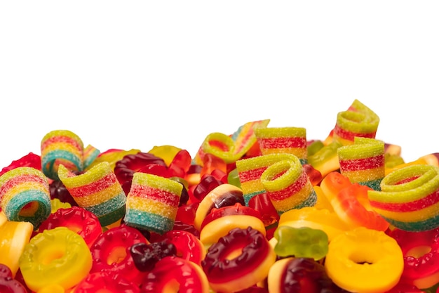 Caramelle gommose colorate assortite Vista dall'alto Ciambelle di gelatina Orsi di gelatina isolati su uno sfondo bianco