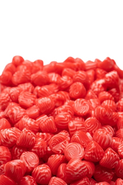 Caramelle gommose gustose rotonde rosse islolate su sfondo bianco