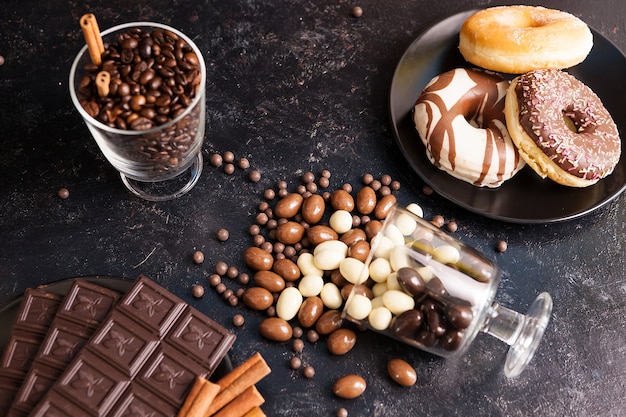 Caramelle gustose e dolci su fondo di legno scuro