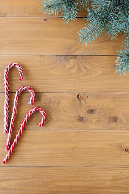 Caramelle isolate su uno sfondo bianco Dolci di Capodanno Caramelle di Natale Canna di zucchero Lecca-lecca a strisce