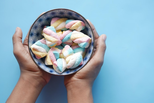 Caramelle Marshmallow in una ciotola sul blu