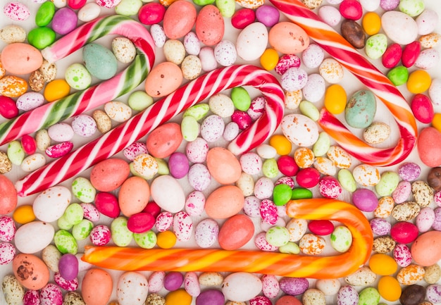 Caramelle multicolori variopinte su legno bianco