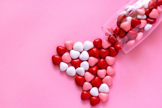 Caramelle o pillole a forma di cuori. Concetto di San Valentino.