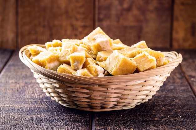 caramelle rapadura a pezzi in cucchiaio di legno, caramelle a base di melassa di canna da zucchero