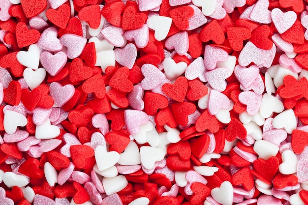 Caramelle rosse e bianche a forma di cuore per decorare dolci e torte