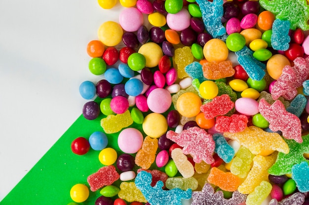 Caramelle sul tavolo sfondo colorato di caramelle dolci