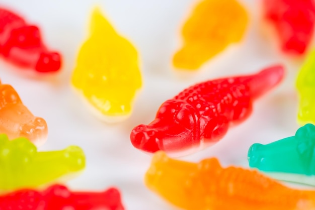 Caramelle svedesi a forma di coccodrillo su un bianco