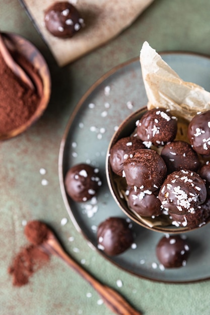 Caramelle vegane con ceci e burro di arachidi Palline energetiche Dessert crudo sano senza zucchero