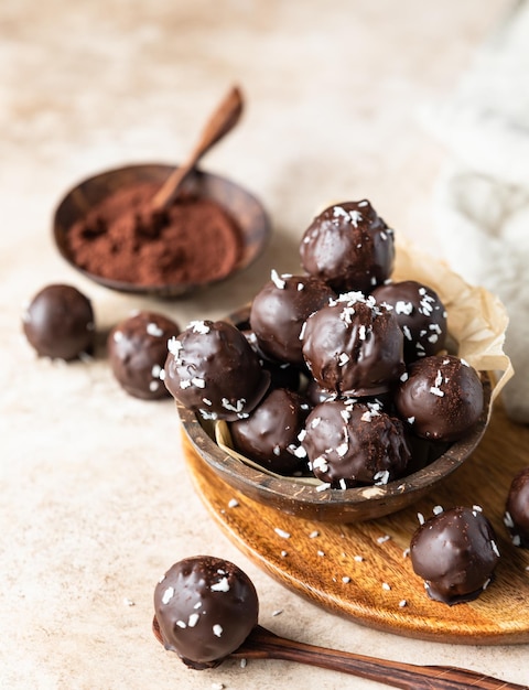 Caramelle vegane con ceci e burro di arachidi Palline energetiche Dessert crudo sano senza zucchero