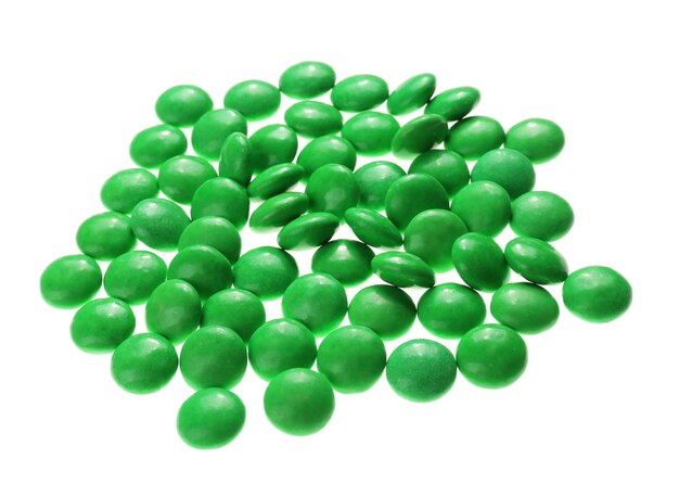 Caramelle verdi su sfondo bianco