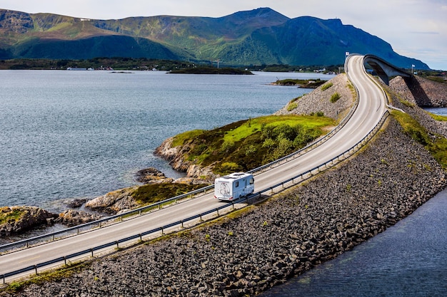 Caravan Car RV viaggia sull'autostrada Norvegia. Atlantic Ocean Road o Atlantic Road (Atlanterhavsveien) hanno ricevuto il titolo di (Costruzione norvegese del secolo).