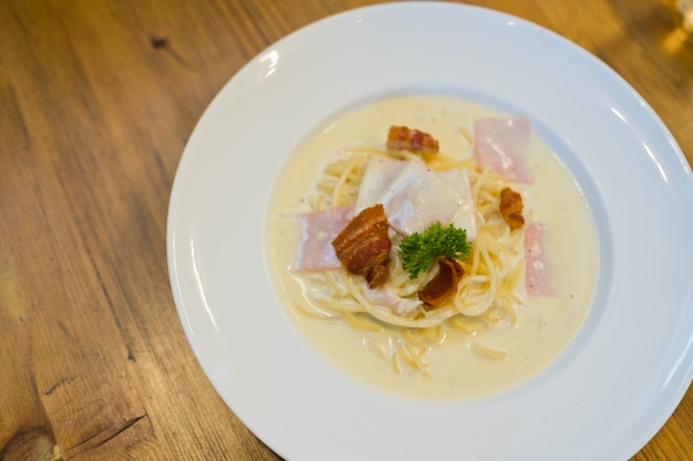 carbonara con pancetta, pasta