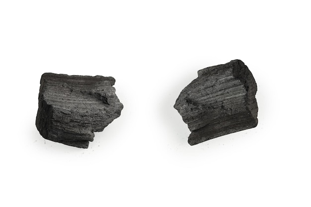 Carbone di quercia nero isolato su sfondo bianco