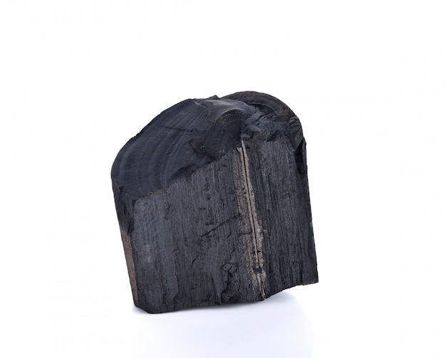 carbone naturale di legno nero isolato su bianco