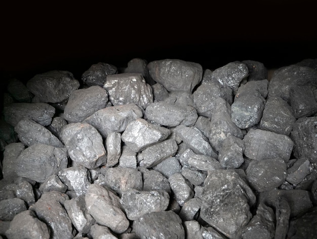 Carbone nel forno pietre di carbone sullo sfondo combustibile nero vista ravvicinata mucchio di carbone alla centrale elettrica