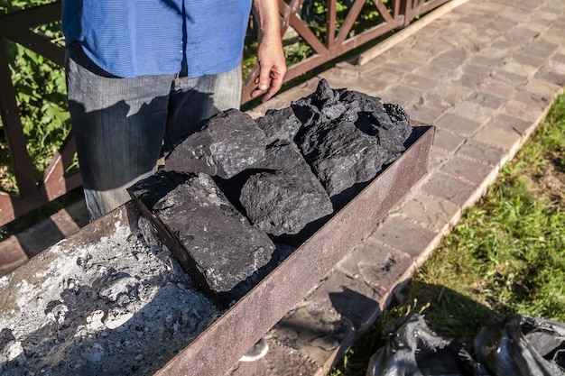 Carbone nella griglia per cucinare la carne fritta