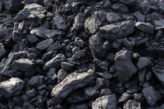 Carbone nero, minerale, combustibile per stufe e caminetti. Sfondo, trama di pietre.