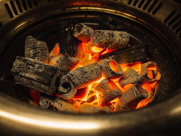 carboni ardenti nel fuoco rosso per barbecue