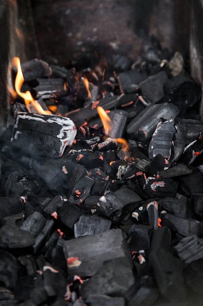 Carboni caldi nel barbecue