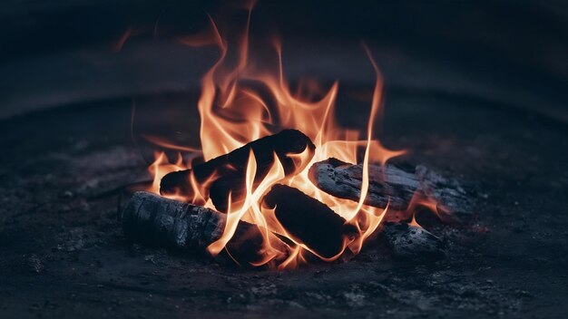 Carboni caldi nel fuoco sfondo astratto di braci ardenti