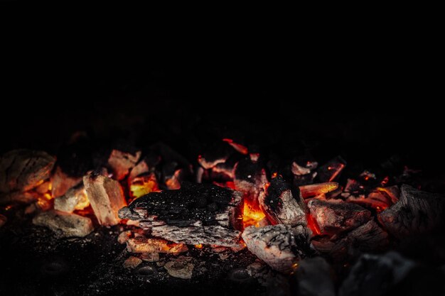 Carboni naturali che bruciano in uno spiedo di carne.