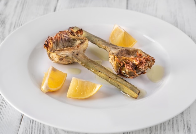 Carciofi al forno con limone sul piatto