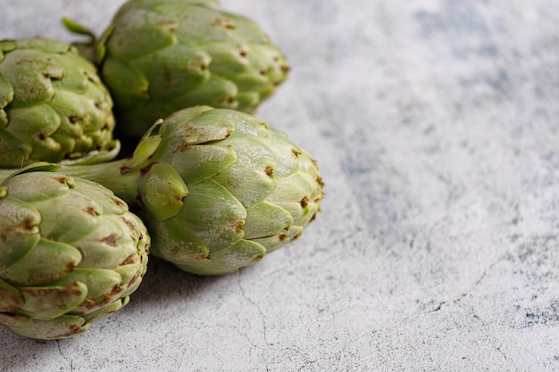 Carciofi freschi su fondo grigio rustico