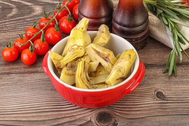 Carciofi grigliati marinati in olio d'oliva