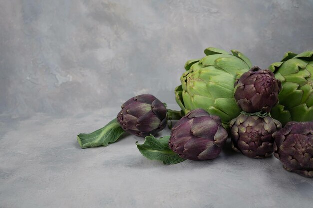 Carciofi isolati su sfondo grigio. Vista dall'alto. Copia spazio.