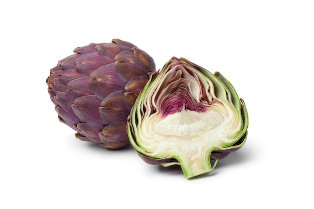 Carciofo viola intero e mezzo isolato su sfondo bianco da vicino