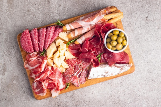 Carcuterie Antipasti aperitivi di carne e formaggio piatto con salami prosciutto crudo o