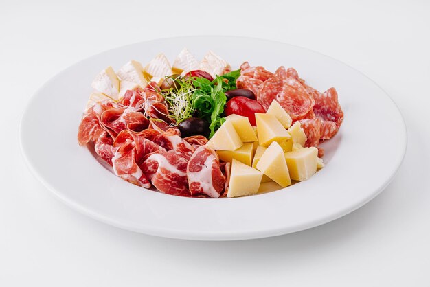 Carcuterie gourmet e piatto di formaggio