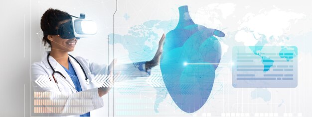 Cardiologo che utilizza occhiali vr per studiare i dati sulla salute del paziente