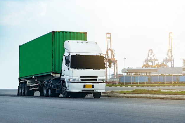 Cargo camion container verde nel porto della nave Logistica