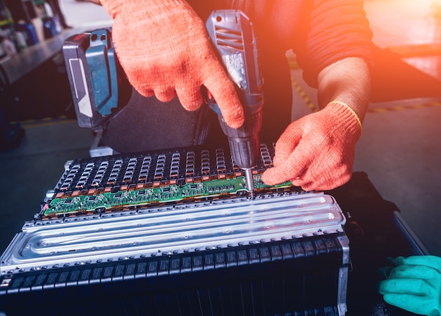 Carica delle batterie del motore elettrico. Smontaggio della batteria