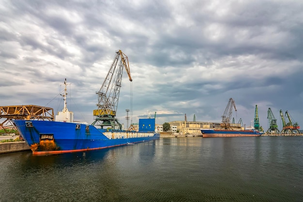 Caricamento delle materie prime con la gru al magazzino sulla nave mercantile della città portuale Varna Bulgaria