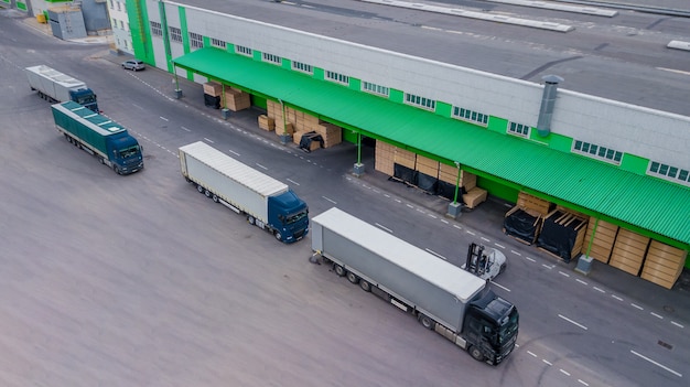 Caricamento di camion in fabbrica. la vista dall'alto