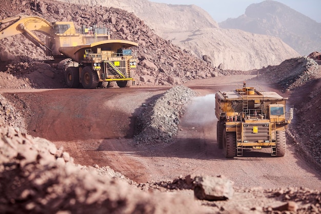 Caricamento di minerale di rame su un camion molto grande