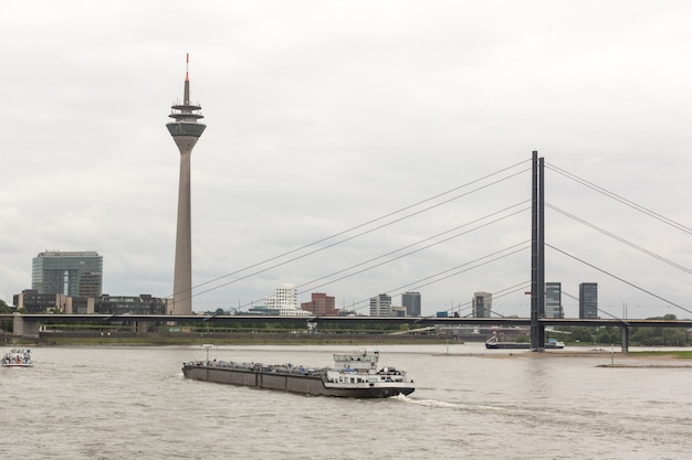 Carico chiatta sul fiume Reno a Dusseldorf